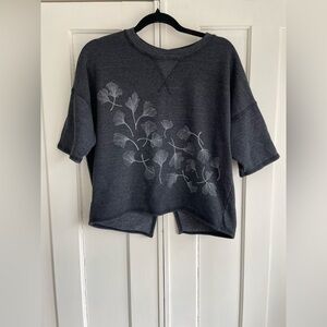 Women’s Medium Gray Floral Print Sweatshirt Asymmetrical Back Shortsleeved Ginko
